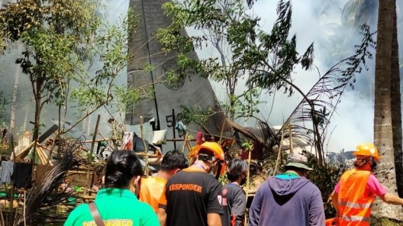 Al menos 17 muertos y 35 desaparecidos al estrellarse un avión militar en Filipinas