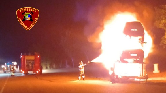 Arde un camión con vehículos de alta gama en Vera de Moncayo