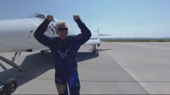 Richard Branson alcanza el espacio exterior con su avión híbrido