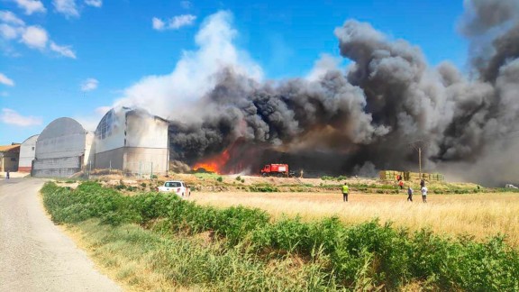 Un incendio afecta a tres naves de la Cooperativa Agraria de Tauste