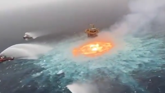 Una fuga submarina provoca un gran incendio en aguas del Golfo de México
