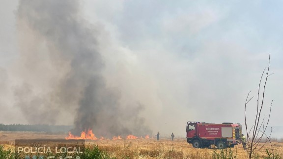 Los bomberos extinguen un incendio próximo a Ejea de los Caballeros