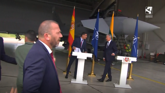 Una alerta por un avión no identificado interrumpe en Lituania la visita de Sánchez en la base militar de la OTAN