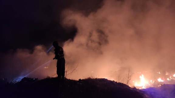 Incendio en la escombrera del Polígono Cuevas de San José en Calanda