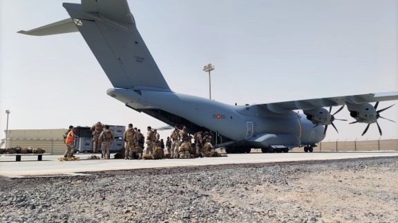 La ministra de Defensa recibe esta tarde a los militares que vuelven de Afganistán
