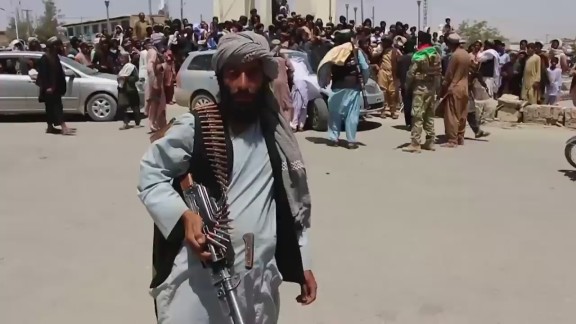 El presidente abandona el país y los talibanes entran en Kabul
