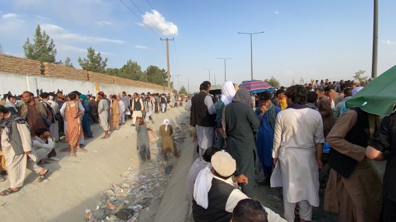 Los talibanes prohíben a los afganos ir al aeropuerto durante las evacuaciones