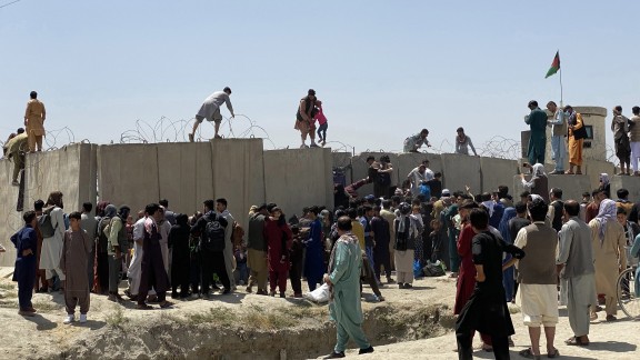 Los talibanes reconocen la muerte de 12 personas en el aeropuerto de Kabul