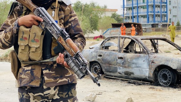 Varias explosiones golpean Kabul en la víspera de la retirada de EE.UU.