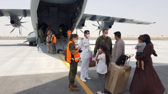 Aterriza en Torrejón el segundo avión español, con 110 evacuados