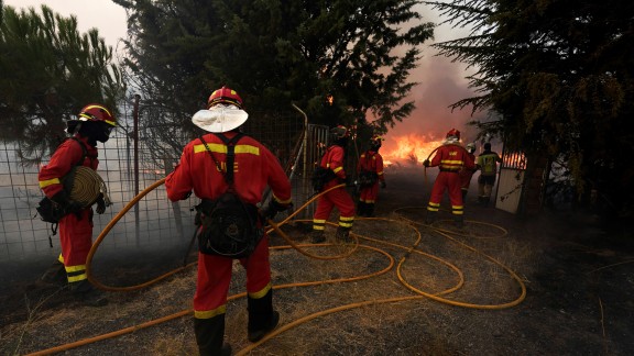 Cientos de evacuados en un incendio que afecta a 10.000 hectáreas en Ávila