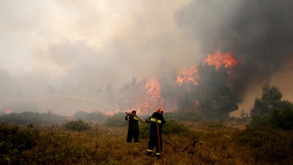 Continúan los incendios en Grecia, que registra su primer muerto