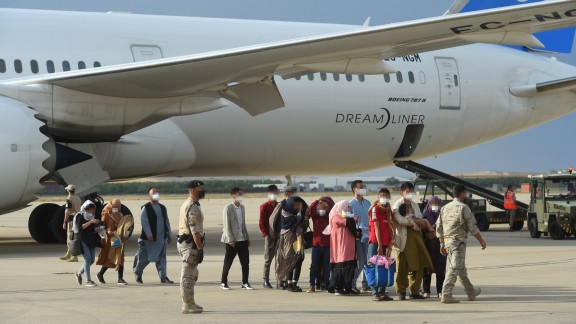 Aterriza en Torrejón un avión con 260 afganos, entre ellos, 14 bebés
