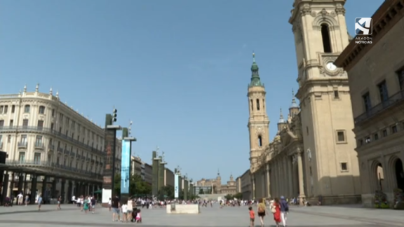 Calles vacías en Zaragoza, a excepción de la plaza del Pilar
