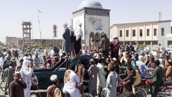 Continúa el avance de los talibanes que ya suman 18 capitales capturadas