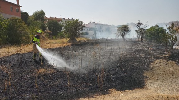Un pequeño incendio en Barbastro llega cerca de un grupo de viviendas