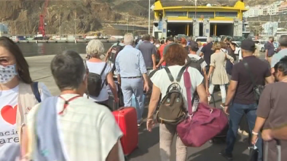 El aeropuerto de La Palma recupera su actividad un día después