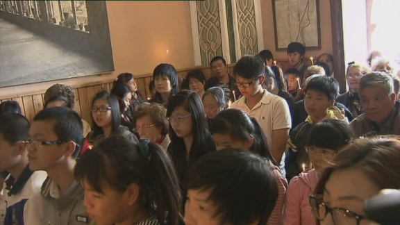 Visita de una comunidad de chinos católicos a Hinojosa de Jarque (Teruel)