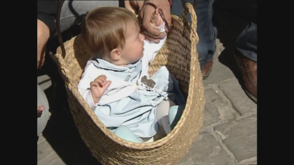 Tradición del pesaje de bebés en Lituénigo (Zaragoza)