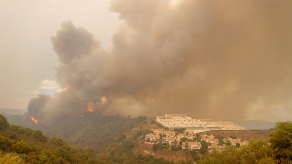 Sigue activo el incendio de Sierra Bermeja y desalojan a 40 personas más
