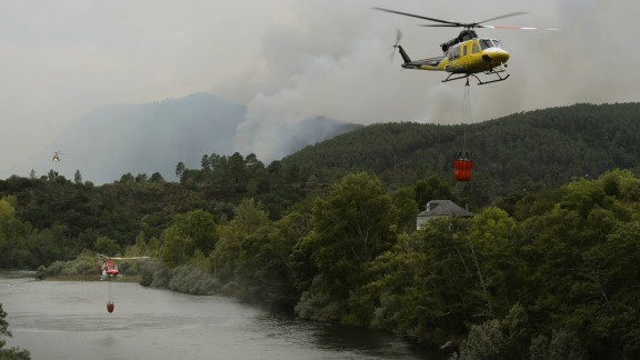 Un incendio en Ribas de Sil (Lugo) arrasa 900 hectáreas y amenaza varios núcleos urbanos