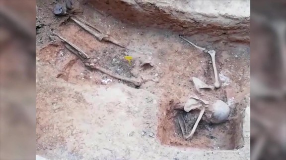 Aparecen restos humanos en una fosa común del cementerio de Alcañiz