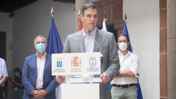 Sánchez anuncia que se acelerarán las ayudas para los afectados por el volcán