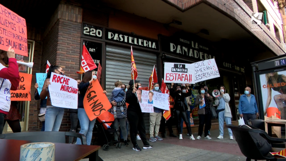 Trabajadores de 'La Panadería' denuncian varias nóminas sin cobrar