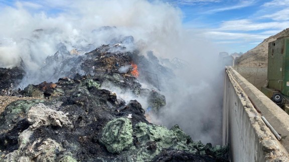 Un incendio quema una partida de plásticos de residuos sólidos urbanos en Monzón