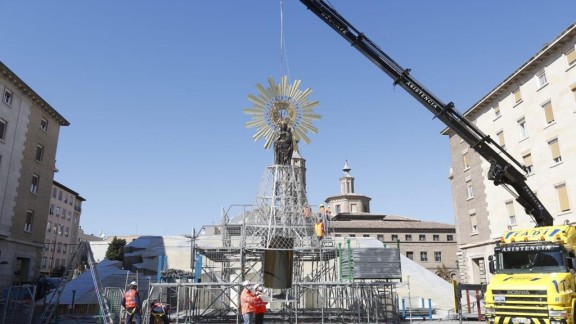 La Virgen del Pilar ya descansa en la estructura de la Ofrenda