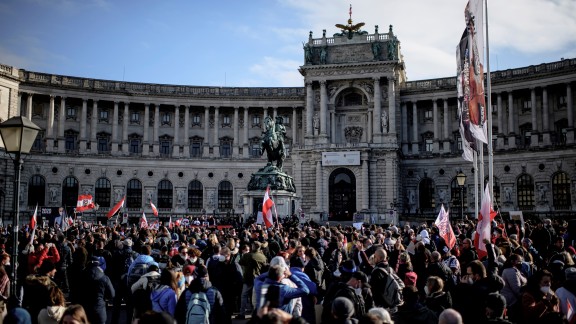 Multitudinaria protesta en Viena contra el confinamiento y la vacunación