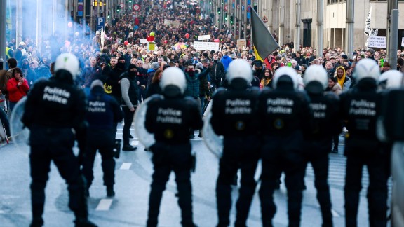 Disturbios en la marcha celebrada en Bruselas contra las medidas anticovid