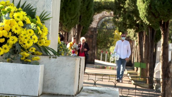 Miles de personas visitan los cementerios aragoneses por Todos los Santos