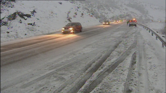 Las nevadas dejan carreteras cortadas y más de 50 tramos con cadenas