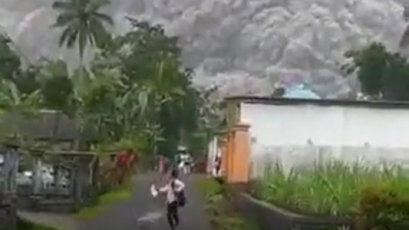 La erupción del volcán Semeru deja cientos de evacuados en Java Oriental