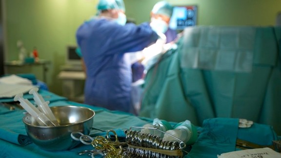 Indemnizan a una paciente con 157.000 euros por olvidar una gasa quirúrgica en su cuerpo tras una operación