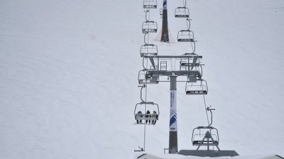 Un hombre de 71 años fallece mientras esquiaba en Astún tras precipitarse por un barranco