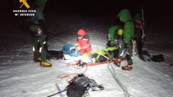 Ocho horas de rescate para socorrer a un montañero herido en el pico Acherito