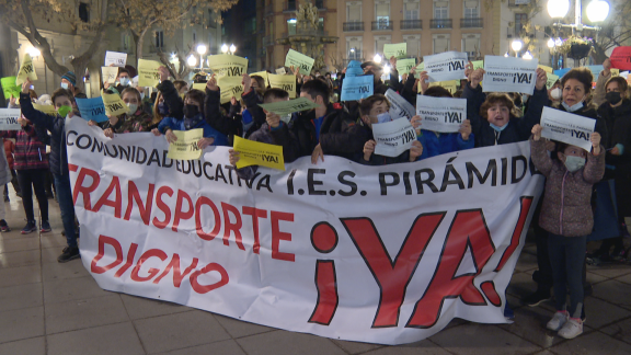 Alumnos, padres y profesores del IES Pirámide pide recuperar la oferta de transporte al centro