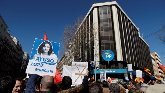 Multitudinaria concentración de simpatizantes de Ayuso frente a la sede del PP en Madrid