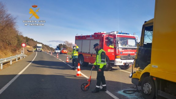 Un herido grave al chocar dos camiones en la N-230 en Alcampell (Huesca)
