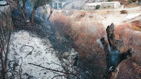 Bomberos de la DPH trabajan en la extinción de un incendio forestal en Sopeira