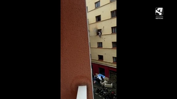 Un herido crítico y dos graves en el incendio de un hotel de Barcelona