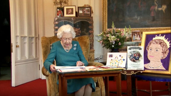 Isabel II anuncia que Camilla será reina consorte en la celebración de sus 70 años en el trono
