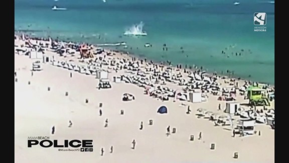 Un helicóptero se estrella en una playa de Miami Beach y dos tripulantes resultan heridos