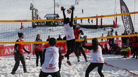 El V Open Ambar Snowvoley en Candanchú regresa tras dos años de parón con récord de participación