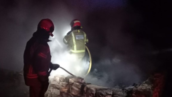 Un hospitalizado por intoxicación tras incendiarse una vivienda de monte en Fórnoles