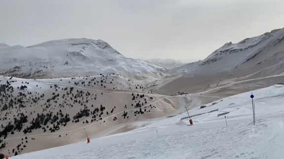 La calima llega al Pirineo y 'tiñe' la nieve de un color anaranjado