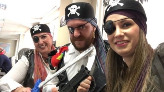 ¿Imaginas entrar por la puerta de tu trabajo disfrazado de pirata?