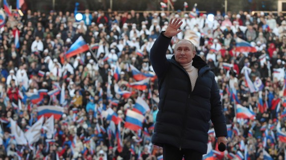 Putin se da un baño de masas tras el último bombardeo a Leópolis